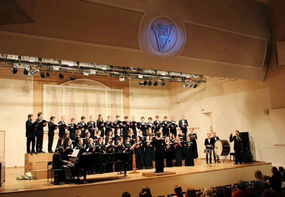 Mayya Aprosina, koordirigent in de regio Bornem, Puurs en Temse, conducting