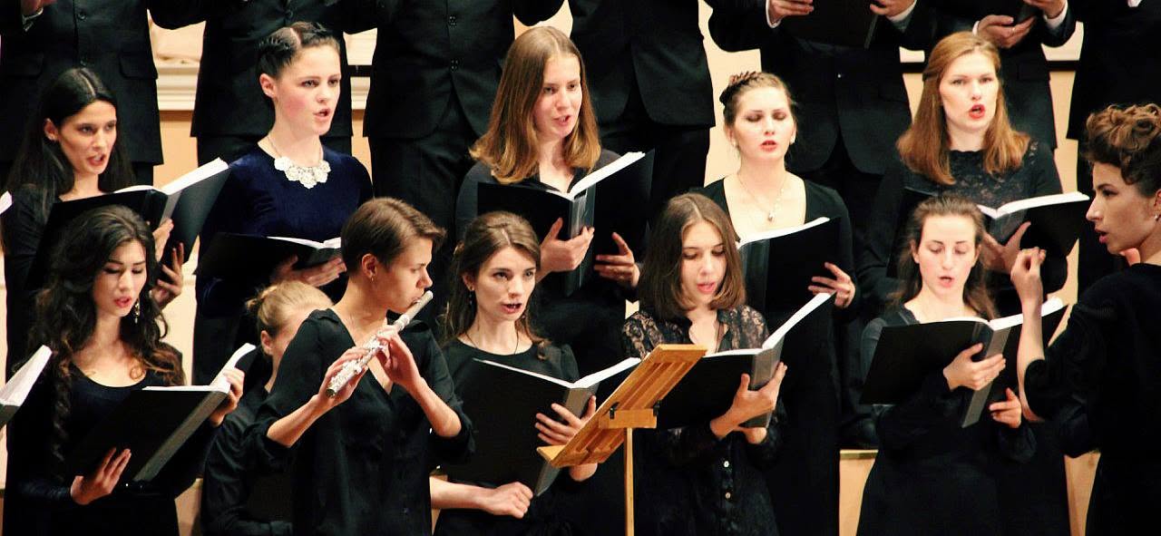 Mayya Aprosina, koordirigent in de regio Bornem, Puurs en Temse, conducting