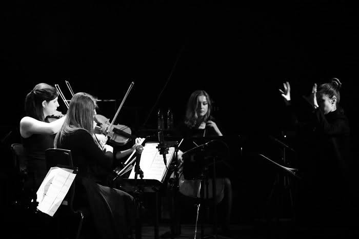 Mayya Aprosina, koordirigent in de regio Bornem, Puurs en Temse, conducting