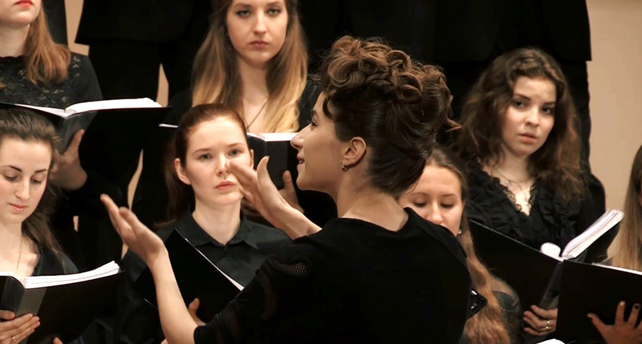 Mayya Aprosina, koordirigent in Bornem en Klein-Brabant, conducting an ensemble on stage