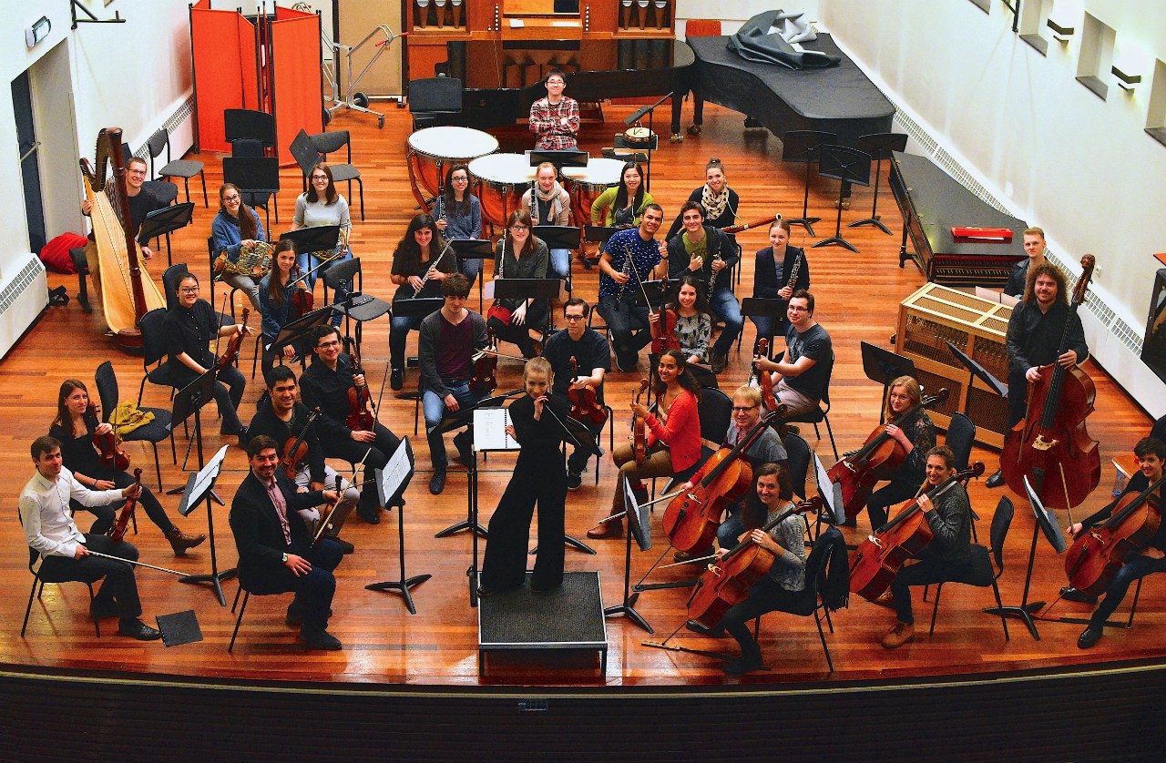 Mayya Aprosina, koordirigent in de regio Bornem, Puurs en Temse, conducting