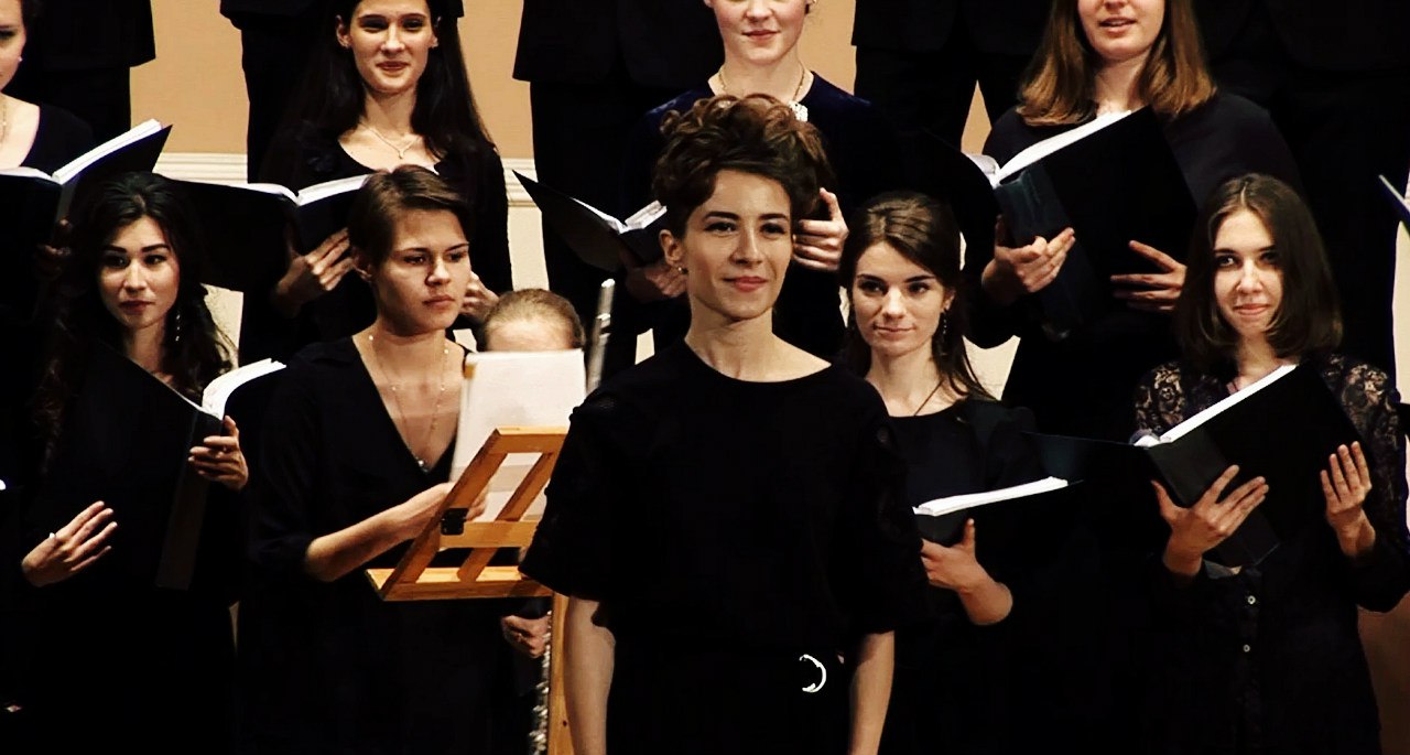 Mayya Aprosina, koordirigent in de regio Bornem, Puurs en Temse, conducting